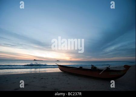 Niliveli Nilaveli Beach Sunrise Pigeon Island im Hintergrund traditionellen Fischerboot im Vordergrund Trincomalee Sri Lanka Stockfoto