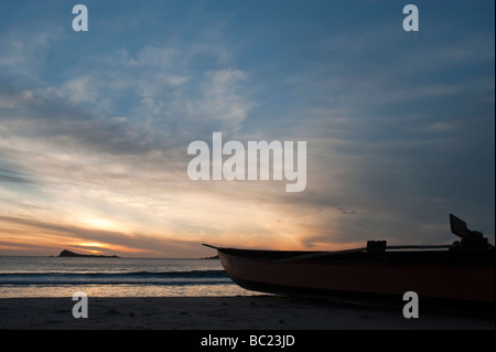 Niliveli Nilaveli Beach Sunrise Pigeon Island im Hintergrund traditionellen Fischerboot im Vordergrund Trincomalee Sri Lanka Stockfoto