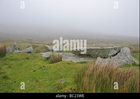 Megalithische Grabstätte oder Gräber im Nebel auf Achill Island County Mayo Republic of Ireland Stockfoto