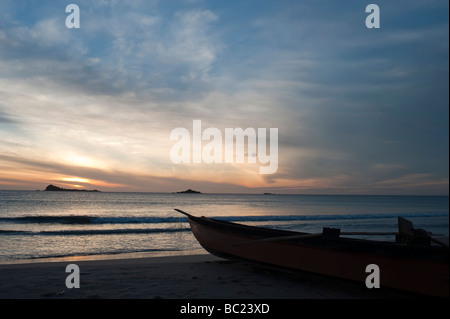 Niliveli Nilaveli Beach Sunrise Pigeon Island im Hintergrund traditionellen Fischerboot im Vordergrund Trincomalee Sri Lanka Stockfoto