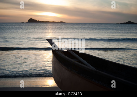 Niliveli Nilaveli Beach Sunrise Pigeon Island im Hintergrund traditionellen Fischerboot im Vordergrund Trincomalee Sri Lanka Stockfoto