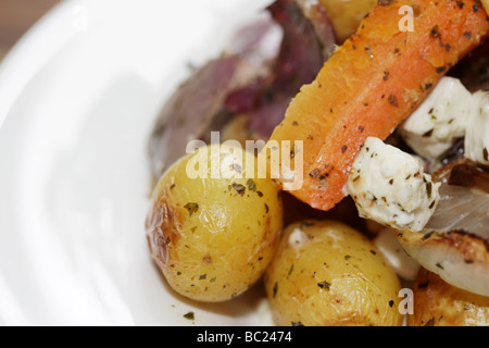 Gebratenem mediterranen Gemüse mit Feta-Käse Stockfoto