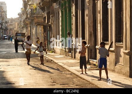 Kubanische Straßenszene. Am späten Nachmittag in Habana Centro. Kinder spielen Baseball in der Straße. Havanna, Kuba Stockfoto