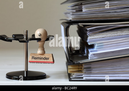 Stempel mit Inschrift erinnert neben einem Haufen von Dateien Stockfoto