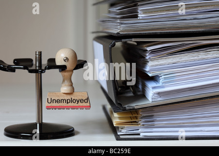 Stempel mit Inschrift Arbeitslose neben einem Haufen von Dateien Stockfoto