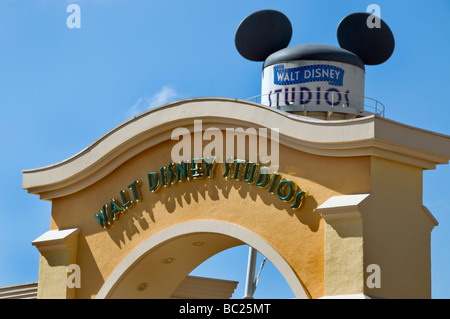 Frankreich, Freizeitparks, Disneyland Paris, Eingangstor 'Walt Disney Studios' Detailschild mit Wasserturm 'Mickey Mouse » Attraktionen Eingang Stockfoto