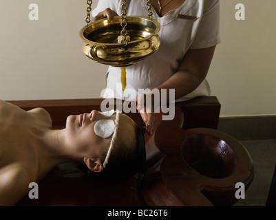 Ayurvedische massage Pflege von traditionelle Medizin aus Kerala Indien Stockfoto