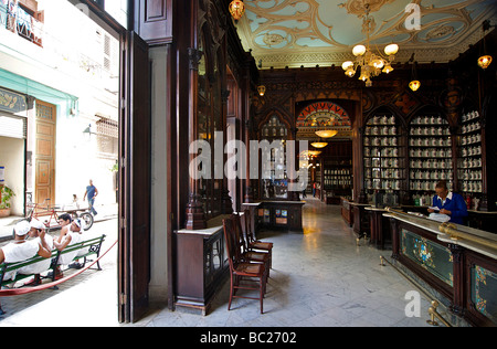 Restaurierte Apotheke in Alt-Havanna. Farmacia Taquechel Calle Obispo Habana Vieja Kuba Stockfoto