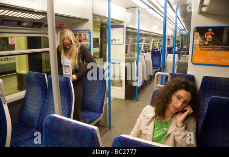 Zwei Frauen in einem Süd-Ost-Netzwerk zu trainieren, in der Nacht, London, UK Stockfoto