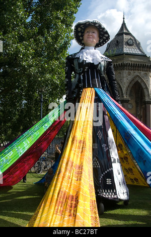 Victoria Park London E3 Paradise Gardens Festival Riesen Pearly Queen Marionette Stockfoto