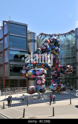 Channel Four Hauptquartier in Horseferry Road London mit Regenschirm Skulptur Stockfoto