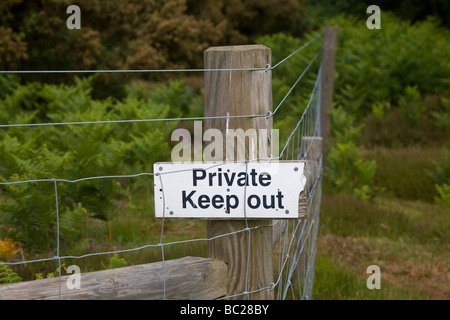 Private Keep Out Schild am Zaun Stockfoto