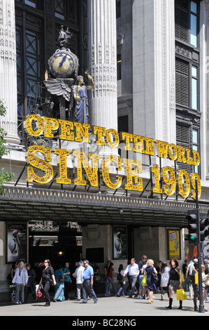 Selfridges Oxford Street Store mit neuen elektronischen Schildern über Eingang Stockfoto