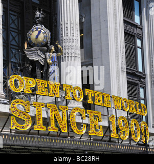 Selfridges Kaufhaus ein denkmalgeschütztes Einzelhandelsgebäude in der Oxford Street mit elektronischen Schildern über dem Eingang 100, Skulptur der Handelsuhr London UK Stockfoto