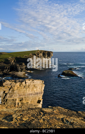 dh Brough of Bigging YESNABY ORKNEY West Küste Seacliff Abenddämmerung Stockfoto