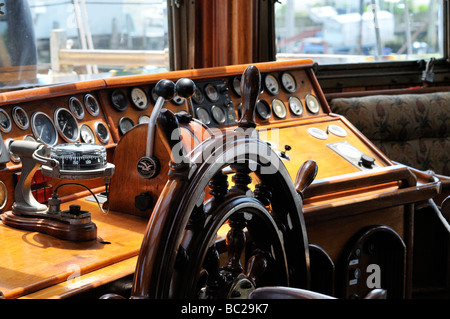 Schiffe Rad in Pilot Haus des Tall Ship Peacemaker mit Kompass, Anzeigeinstrumente und Drosseln. Stockfoto