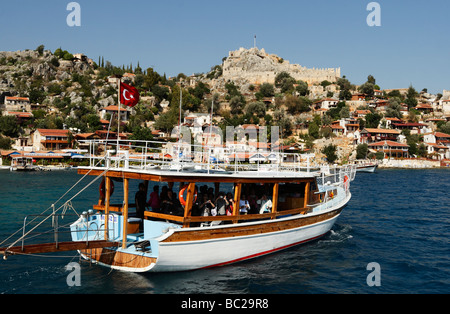 Burg in Kale, Simena. Yacht-Tour zur antiken lykischen Ruinen in Kekova.  Ägäis, türkischen Mittelmeerküste. Stockfoto