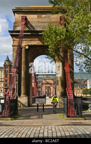 dh South Portland Street Bridge RIVER CLYDE GLASGOW Cyclist Bridge City Cycle uk Weg Reiten Frau Fahrrad Pendler Radfahrer Radfahren schottland Stockfoto