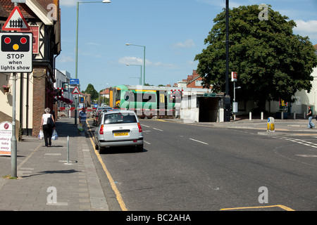 Southern Railway Class 377 Electrostar über Portslade CCTV Bahnübergang vorbei, wie es von Portslade Bahnhof abfährt Stockfoto