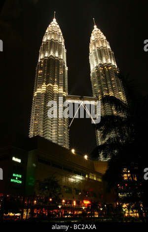 Die Petronas Towers in der Nacht, Kuala Lumpur, Malaysia Stockfoto