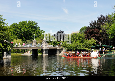 Swan Boote in Boston Public Gardens neben dem Boston Common im Sommer, Boston, MA USA Stockfoto