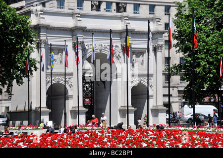 Der Marble Arch-Bereich mit Sommer blühenden Beeten Stockfoto