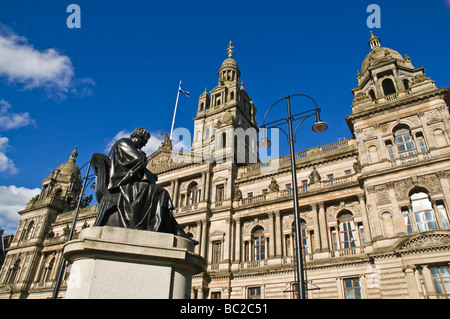 dh City Chambers GEORGE SQUARE GLASGOW City Chambers vor der statue des schottischen Chemikers Thomas Graham auf dem George Square Stockfoto