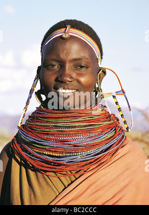 Porträt-Samburu verheiratete Frau mit typischen Halskette und Ohr Schmuck südlich von Mount Nyiro nördlichen Kenia in Ostafrika Stockfoto