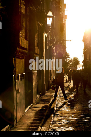 Am frühen Morgen beleuchtete Straßenszene, Alt-Havanna, Kuba. Waschen die Strry vor einem Gebäude. Stockfoto