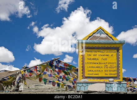 Straße Zeichen Indiacting die Höhe der hohen Pässe auf der Manali-Leh-Straße. Taglang La-Pass (17582 ft). Ladakh. Indien Stockfoto