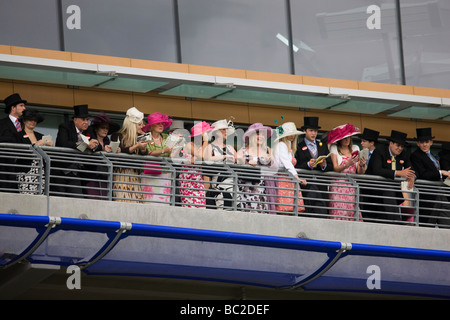 Royal Ascot Race Meeting 2009 Zuschauer sehen ein Rennen Stockfoto