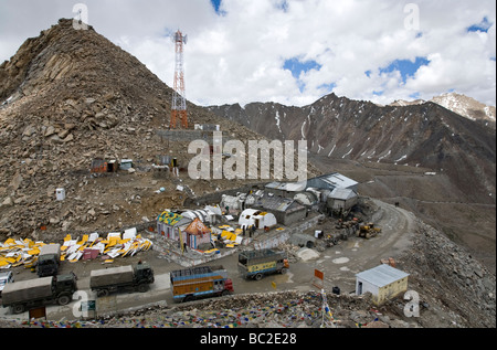 Trucks bei Khardung La pass (18380ft / 5602m). Ladakh. Indien Stockfoto