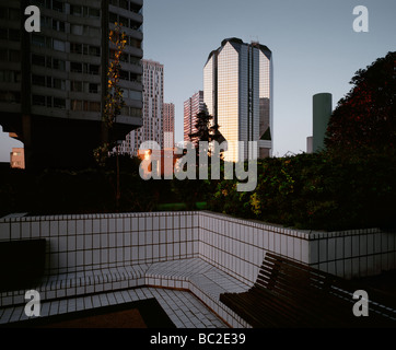 Morgensonne trifft moderne gläserne Bürogebäude in Paris, Frankreich. Stockfoto