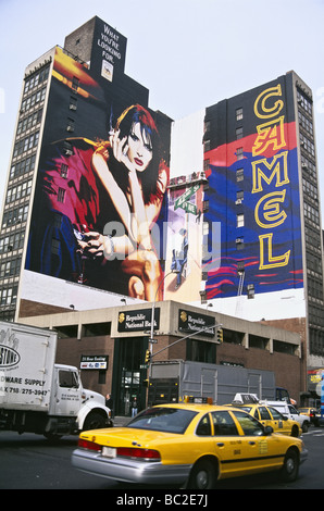 Kamel-Zigarettenwerbung auf Gebäuden in der Nähe des Times Square mit Model Melania Knauss, der zukünftigen Ehefrau des zukünftigen US-Präsidenten Donald Trump, New York USA Stockfoto