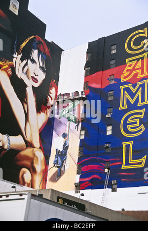 Kamel-Zigarettenwerbung auf Gebäuden in der Nähe des Times Square mit Model Melania Knauss, der zukünftigen Ehefrau des zukünftigen US-Präsidenten Donald Trump, New York USA Stockfoto