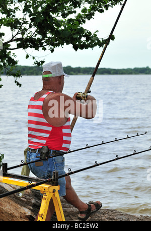 Ein alter Mann fängt ein kleiner Fisch am See Hefner in Oklahoma, USA. Stockfoto