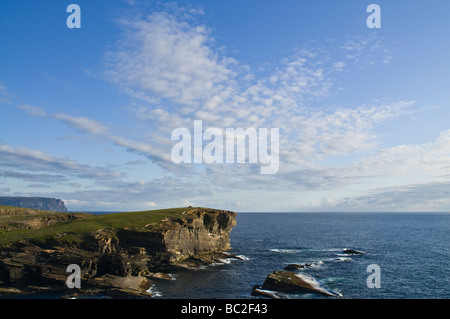 dh Brough of Bigging YESNABY ORKNEY West Küste Seacliff Abenddämmerung Stockfoto