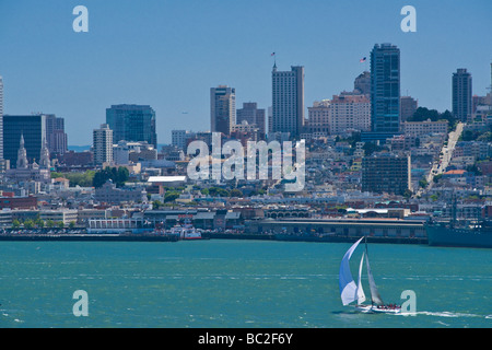 Ein Segelboot verläuft entlang der Uferpromenade von San Francisco. Stockfoto