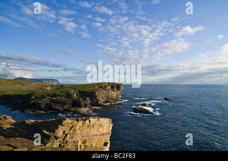 dh Brough of Bigging YESNABY ORKNEY West Küste Seacliff Abend Stockfoto