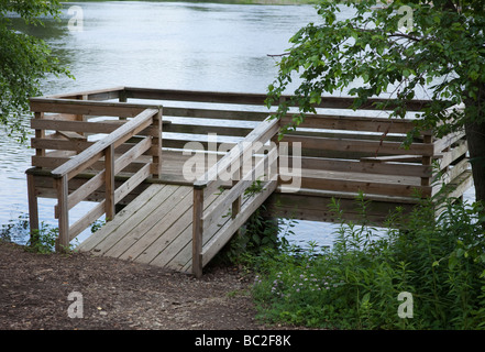 Ein Dock an der Seite eines Sees Stockfoto
