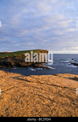 dh Brough of Bigging YESNABY ORKNEY West Küste Seacliff Abenddämmerung Stockfoto