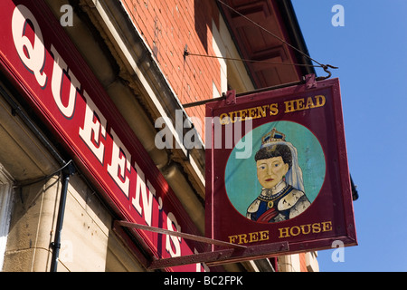 Das Zeichen für die Königin Kopf Gastwirtschaft in Newbiggin-by-the-Sea, Northumberland. Pub-Schilder sind eine Tradition in Großbritannien. Stockfoto