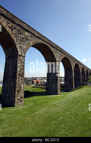 Die alten stillgelegten Viadukt an der malerischen Küste Dorf Cullen in Aberdeenshire, Schottland, Vereinigtes Königreich Stockfoto