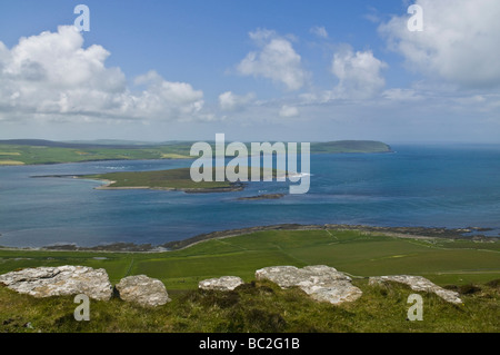 Dh Eynhallow Sound Eynhallow ROUSAY Orkney Island und Evie Orkney Westmainland hills Sicht klingt Stockfoto