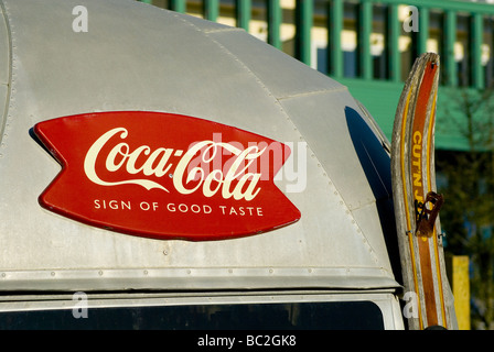 Airstream Wohnwagen eingerichtet mit alten Coca-Cola Schild Stockfoto