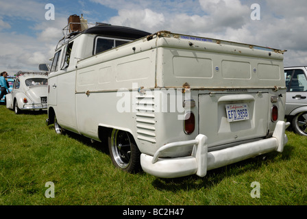 Ein abgesenkter VW Doppelkabine Splitscreen-Pickup. Wymeswold, Leicestershire, England. Stockfoto