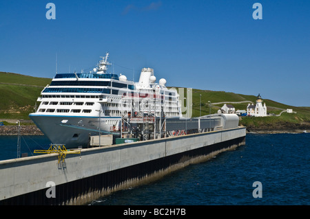 dh SCRABSTER CAITHNESS Passagier Kreuzfahrtschiff Azamara Reise angedockt, Hafen und Leuchtturm Stockfoto