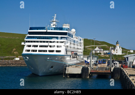 Dh SCRABSTER CAITHNESS Passagier Kreuzfahrtschiff Azamara Journey angedockt Hafen Schiff Schottland Reise Stockfoto