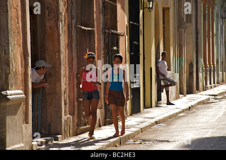 Kubanische Straßenszene. Beobachten das bunte Treiben ist ein beliebter Zeitvertreib in Havanna. Havanna, Kuba Stockfoto