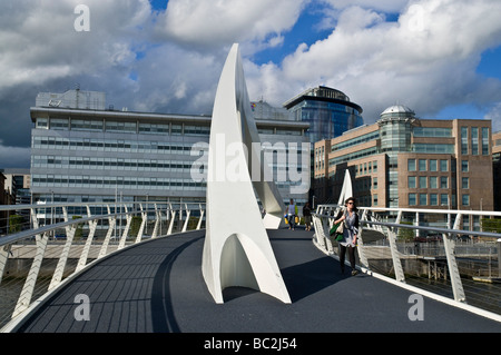 Dh Broomielaw Tradeston Brücke Fluss Clyde GLASGOW Pedestrains zu Fuß über die Brücke wellenlinie neue Fußgängerbrücke Schottland moderne Stockfoto